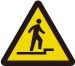上り段差注意　Caution, uneven access/up