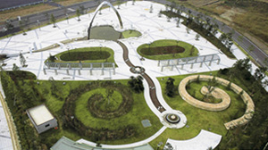 琵琶湖開発事業記念公園「出会いの広場」